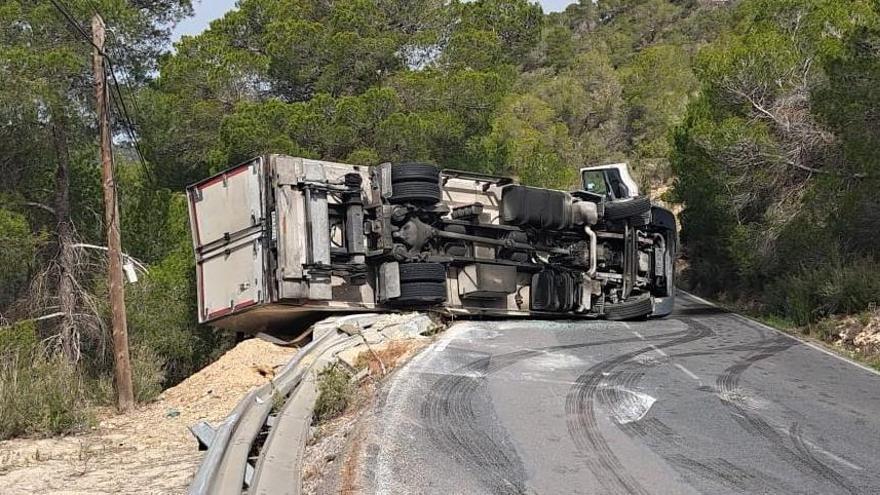 El camión volcado en medio de la carretera de Cala Tarida