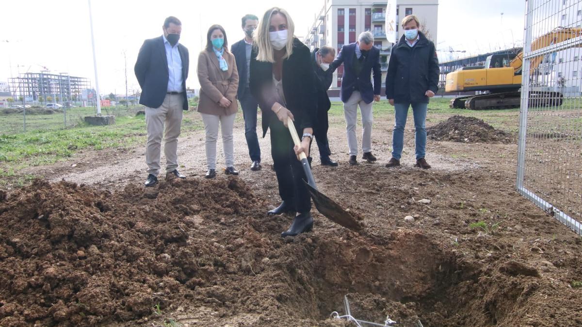 Marifrán Carazo coloca la primera piedra de la promoción de viviendas, ante otras autoridades y responsables de la promotora.