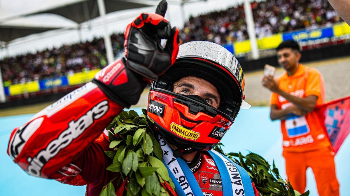 Marc Márquez (Ducati) le dedicó su victoria nº 90 al mítico Ángel Nieto, al que igualó en triunfos.