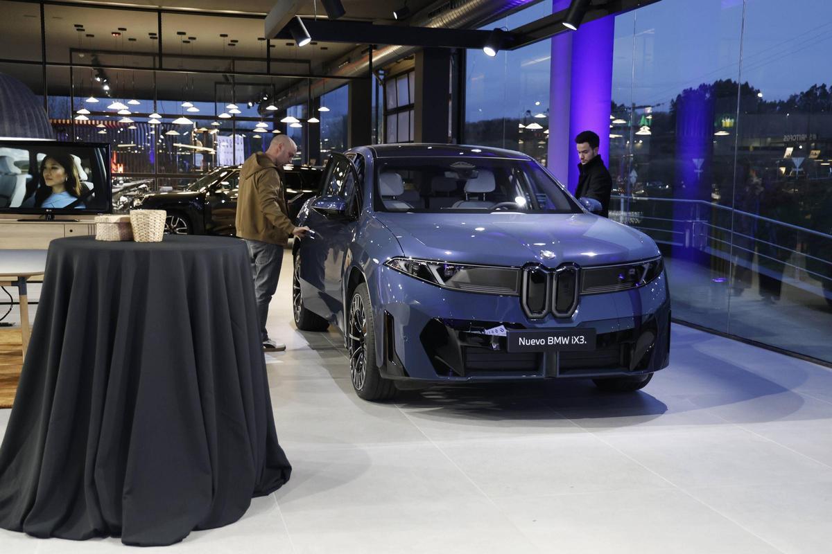 BMW presenta en Santiago el iX3 y las nuevas instalaciones de Amiocar