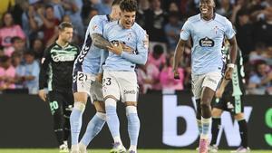 Partido entre el Real Club Celta de Vigo y el Real Betis en el estadio Abanca Balaídos. VIGO (PONTEVEDRA), 27/08/2025.- El centrocampista del Celta Hugo Álvarez (c) celebra con Mihailo Ristic (i) y Moriba tras marcar su gol ante el Betis, durante el partido de LaLiga de fútbol que Celta de Vigo y Real Betis disputan este miércoles en el estadio de Balaídos. EFE/Salvador Sas
