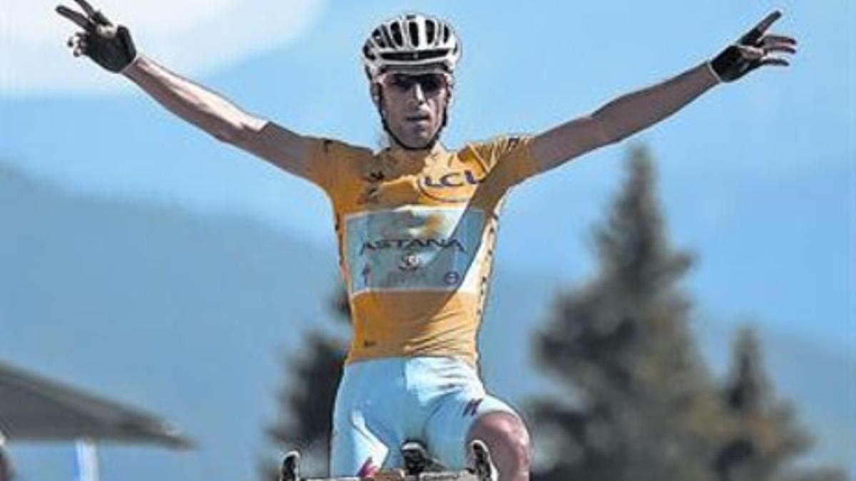 Nibali, el líder de la prueba, levanta los brazos al ganar la primera gran etapa de montaña en los Alpes.