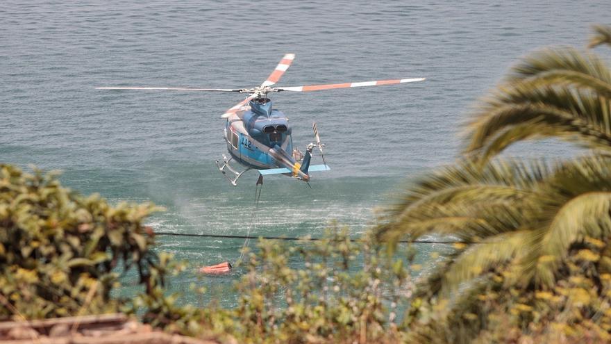 Recarga del helicóptero que lucha contra el incendio de Tenerife en una balsa de Los Realejos