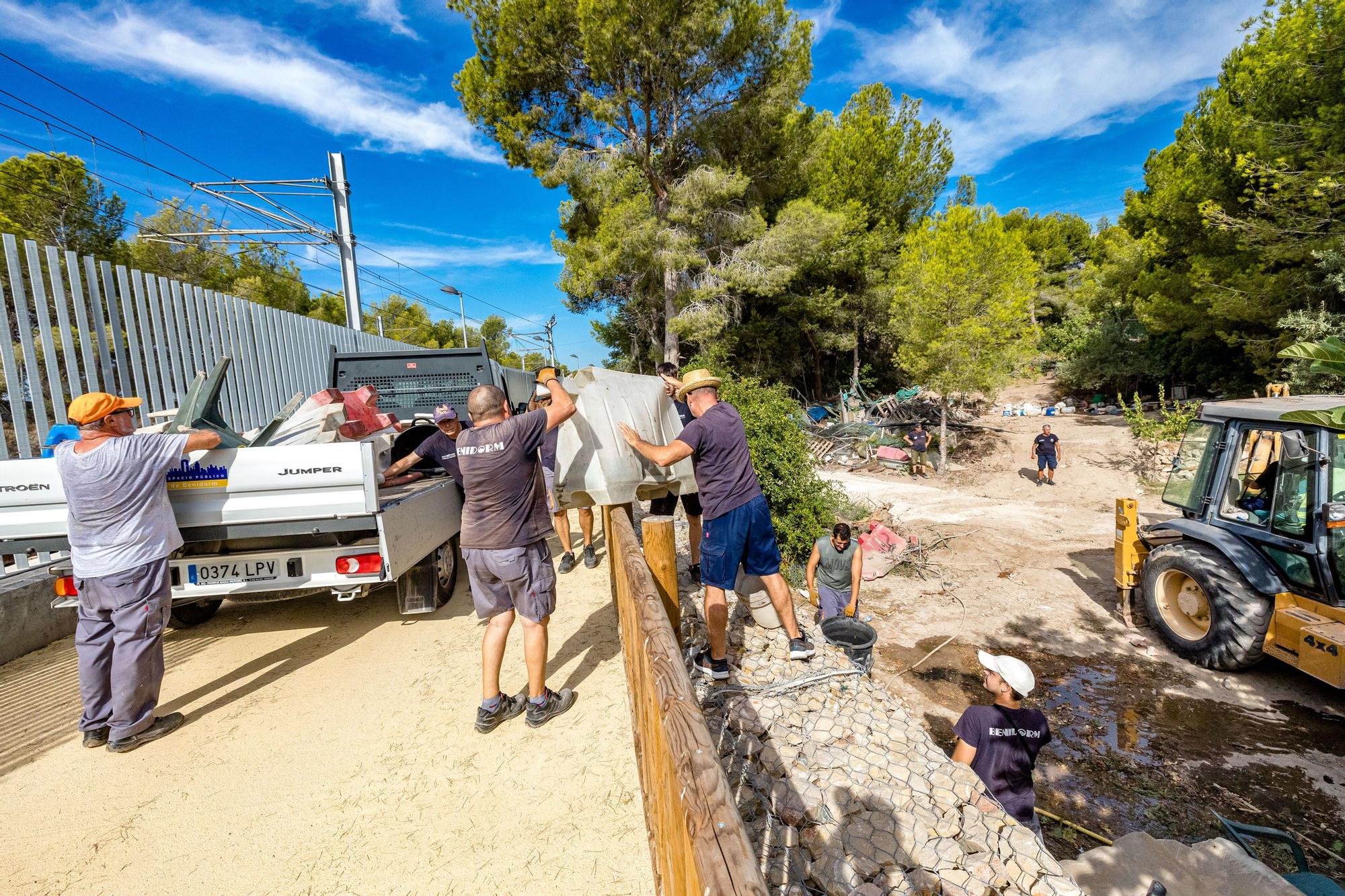 El Consistorio recupera cientos de metros okupados por huertos, casetas para animales o chamizos donde guardar trastos, algunos de ellos desde hace más de tres décadas. Todas las personas han accedido a marcharse de manera voluntaria puesto que nadie tenía en la zona su primera residencia