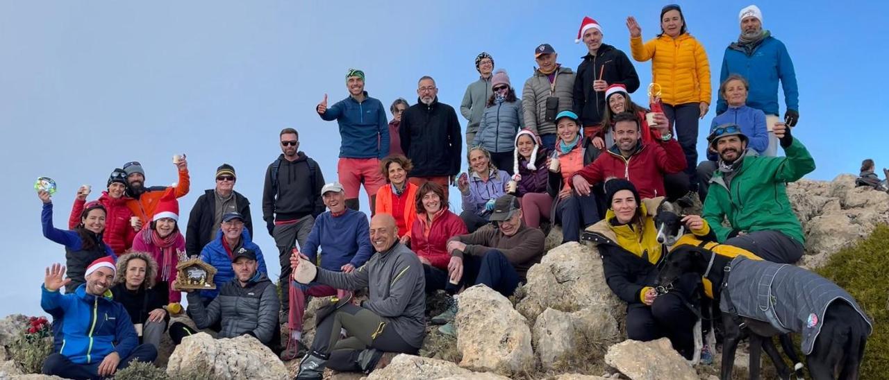 Excursionistas con el belén en la cima del Puig Campana