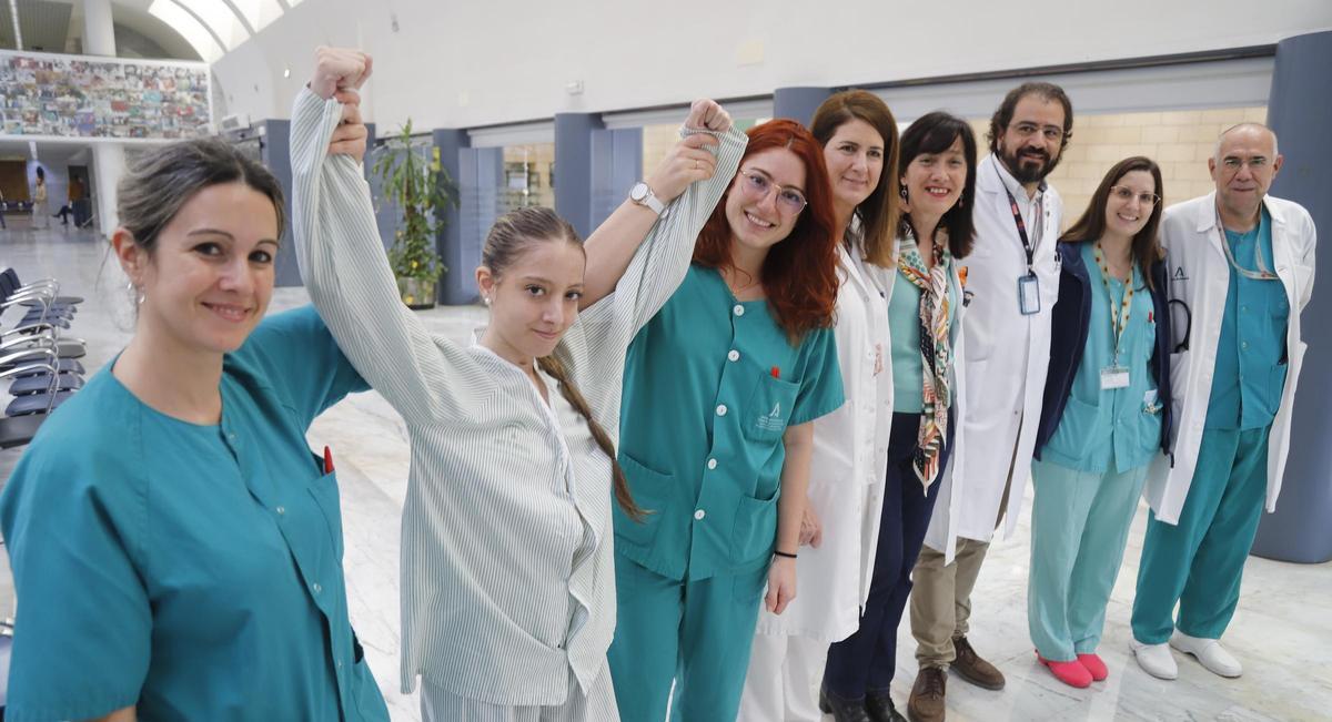 Manuela, trasplantada de médula y bipulmonar, junto a algunos de los profesionales que la han atendido en el hospital Reina Sofía en los últimos años. ital Reina Sofía