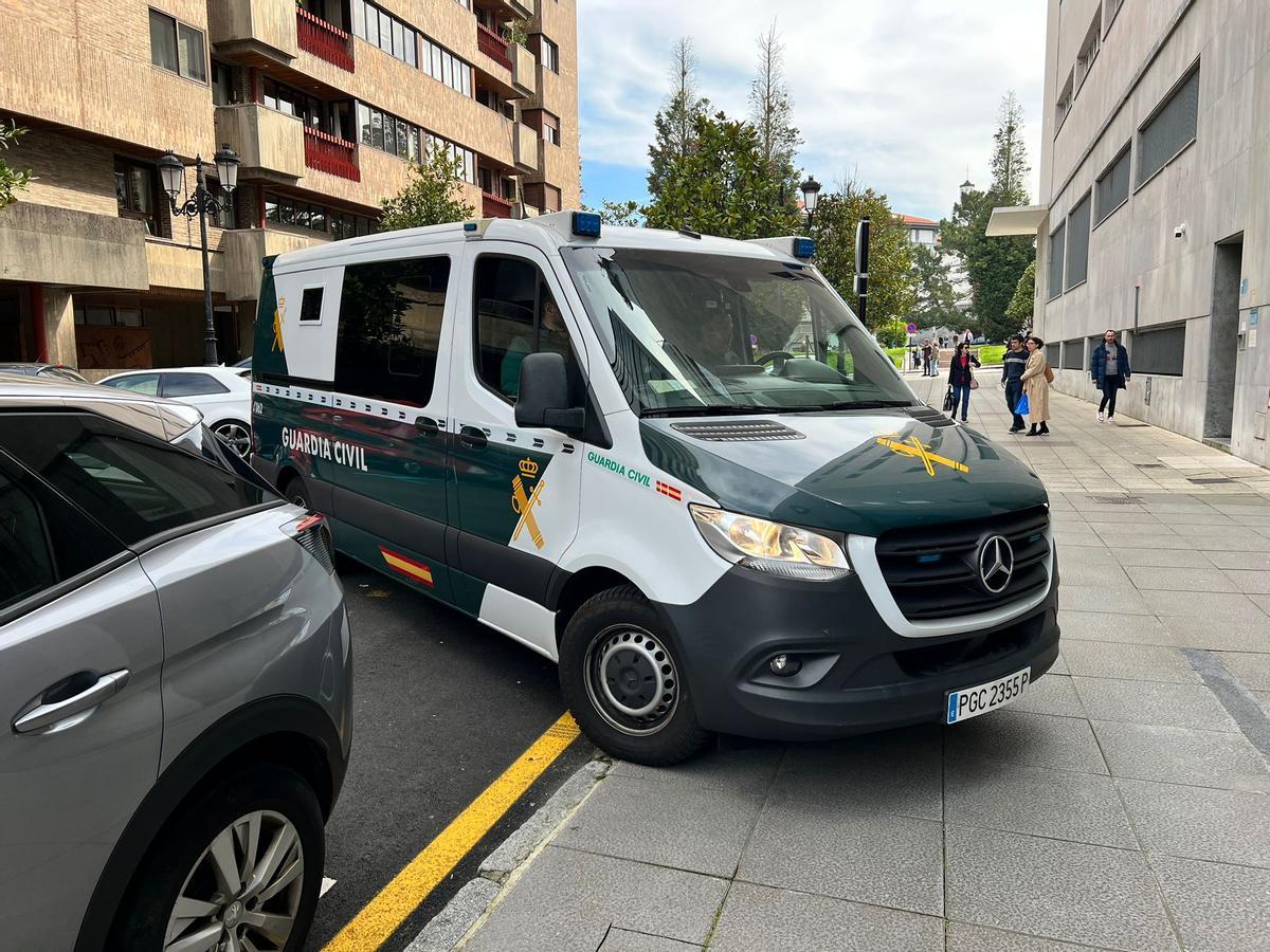Un furgón de la Guardia Civil, con los detenidos, entrando enlos juzgados de Oviedo
