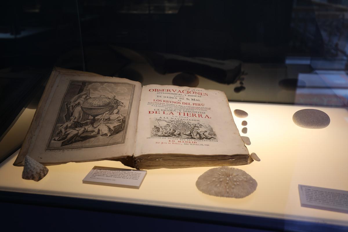 Libro de Jorge Juan tras su vuelta de América en la exposicion de la Casa Museo Modernista de Novelda