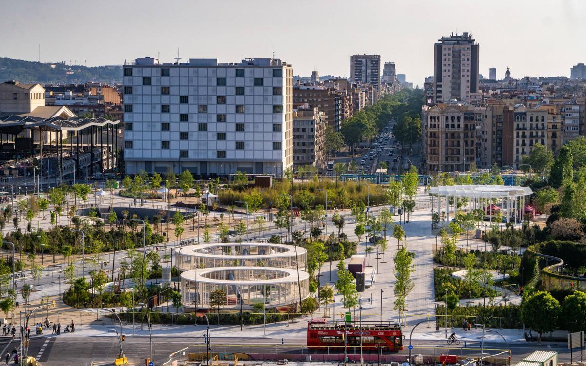 Vista del nuevo parque de la plaza de Glòries, completado en mayo de 2025