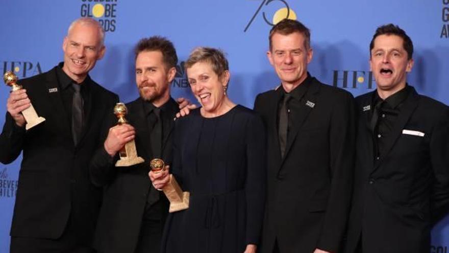El equipo de Tres anuncios en las afueras, con el director Martin McDonagh a la izquierda y la actriz Frances McDormand en el centro.