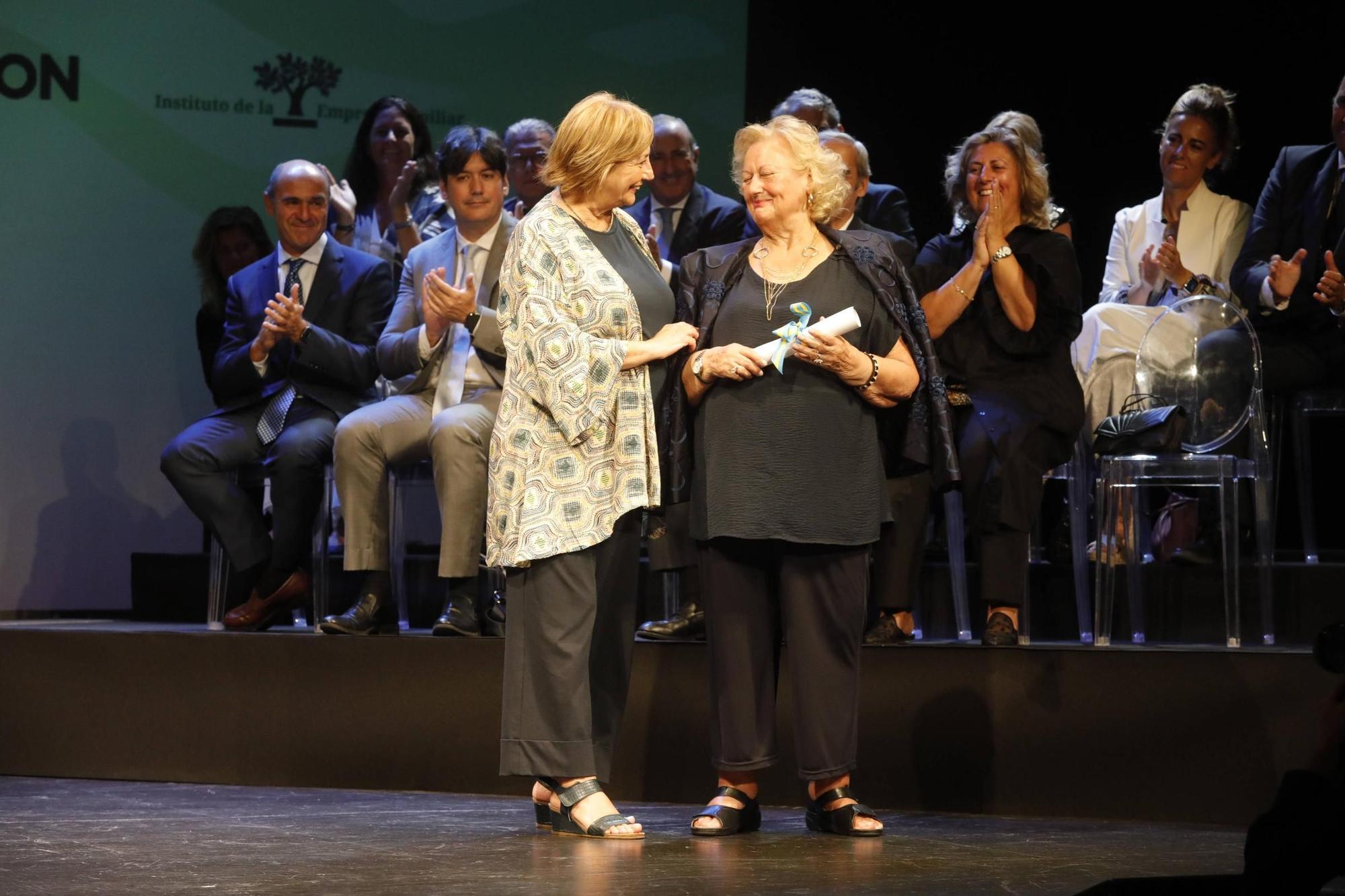 Entrega del premio "Familia Empresaria" a la familia Cosmen Menéndez-Castañedo