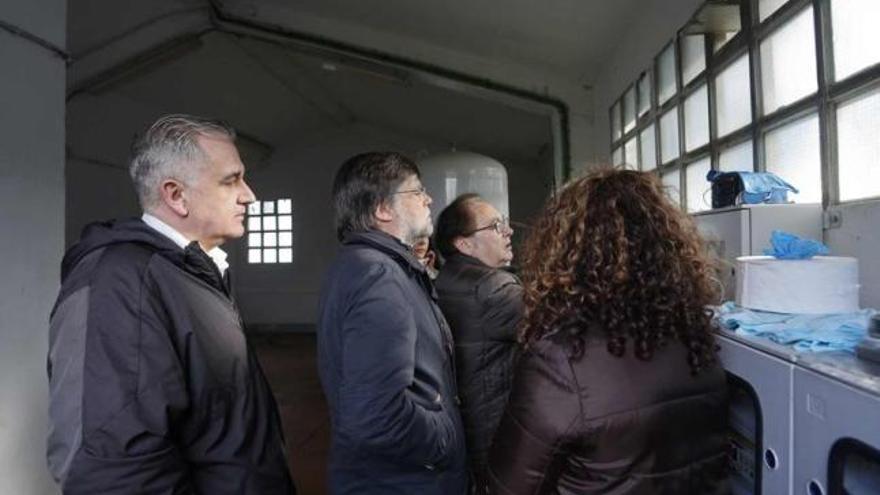 José Luis Vega y Alberto Tirador, ayer, en la estación de tratamiento de agua potable de La Laguna.