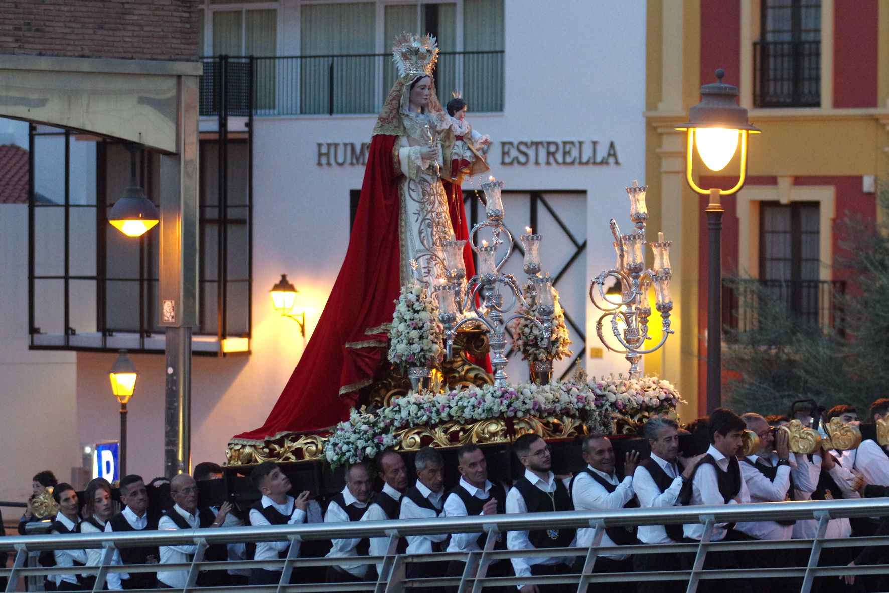 Procesión de la Virgen del Rosario organizada por la Agrupación de Glorias