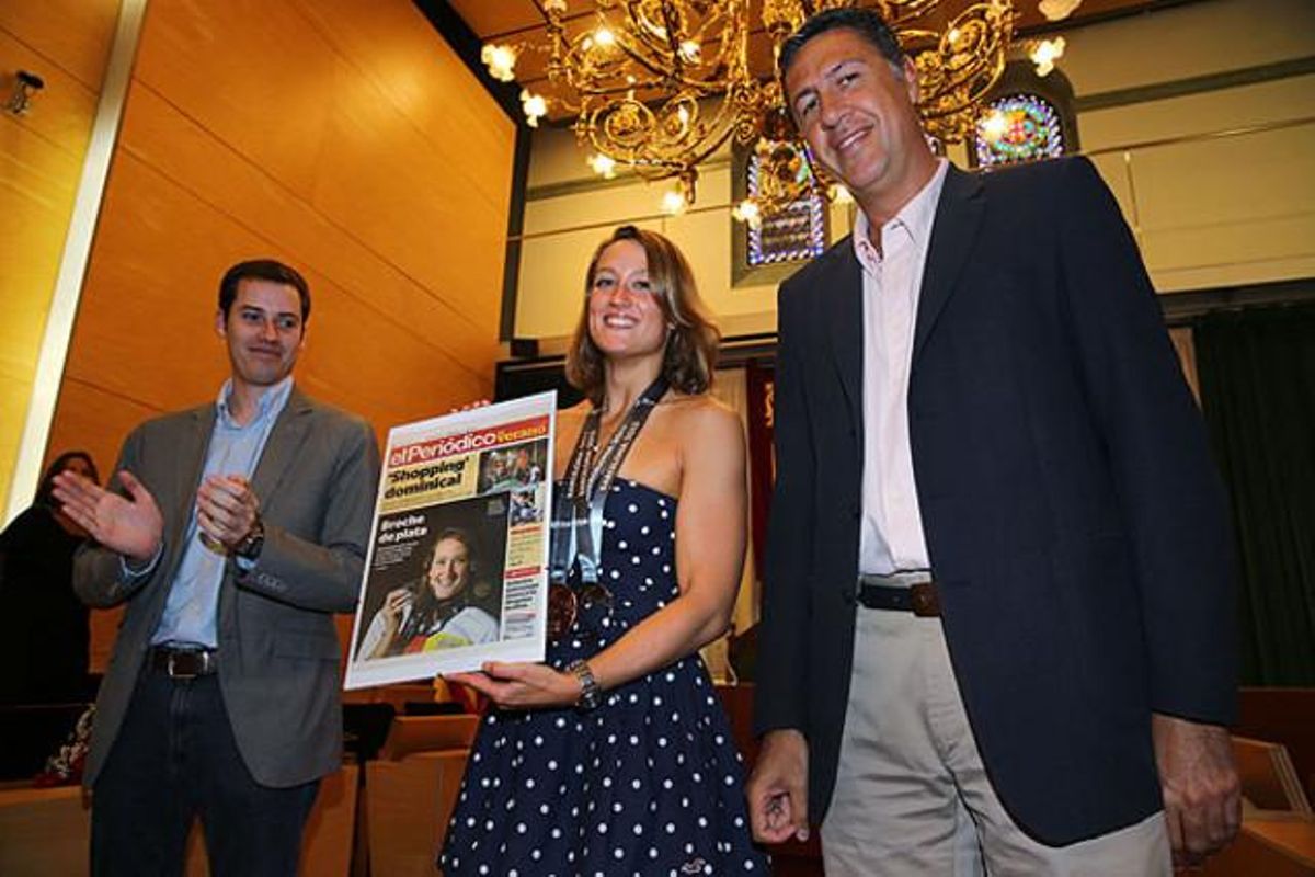 Mireia Belmonte, amb l’alcalde de Badalona, Xavier García Albiol (dreta), i el regidor d’Educació, Esports i Joventut, Juan Fernández. Mireia Belmonte, amb l’alcalde de Badalona, Xavier García Albiol (dreta), i el regidor d’Educació, Esports i Joventut, Juan Fernández.