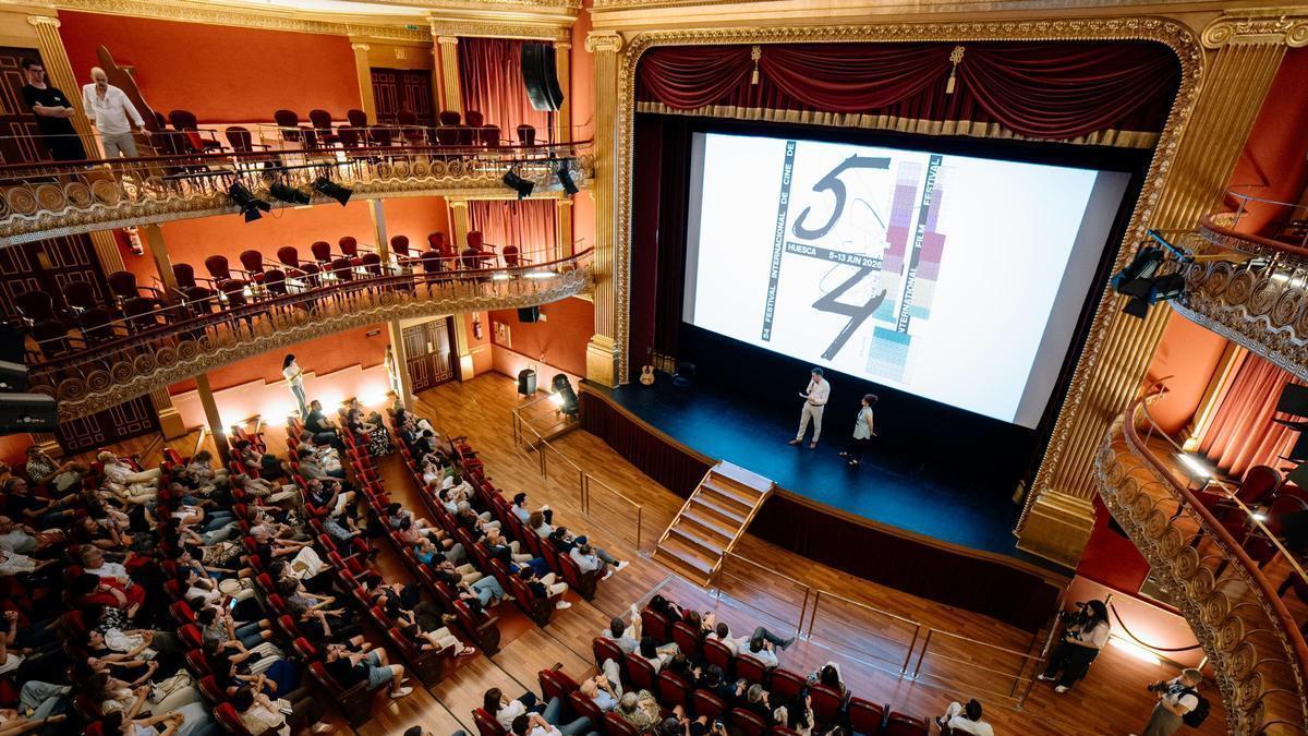 Una visión panorámica del Teatro Olimpia durante una de las sesiones de la 54º edición del Festival Internacional de Cine de Huesca.