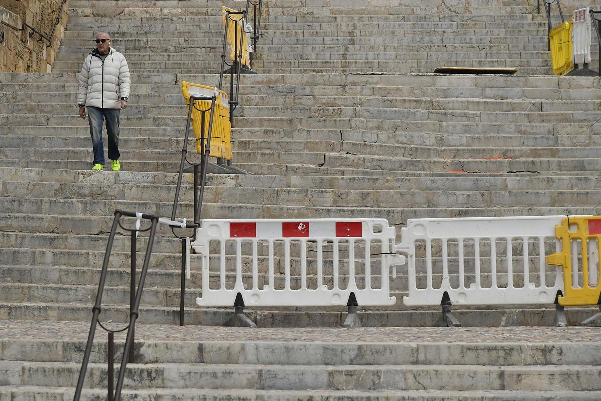 Große Risse und abgerutschte Seitenteile: So kaputt ist die Treppe vor Palmas Kathedrale