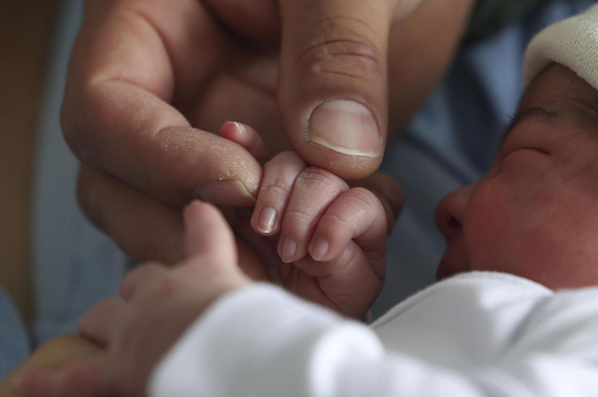 Un recién nacido con su padre