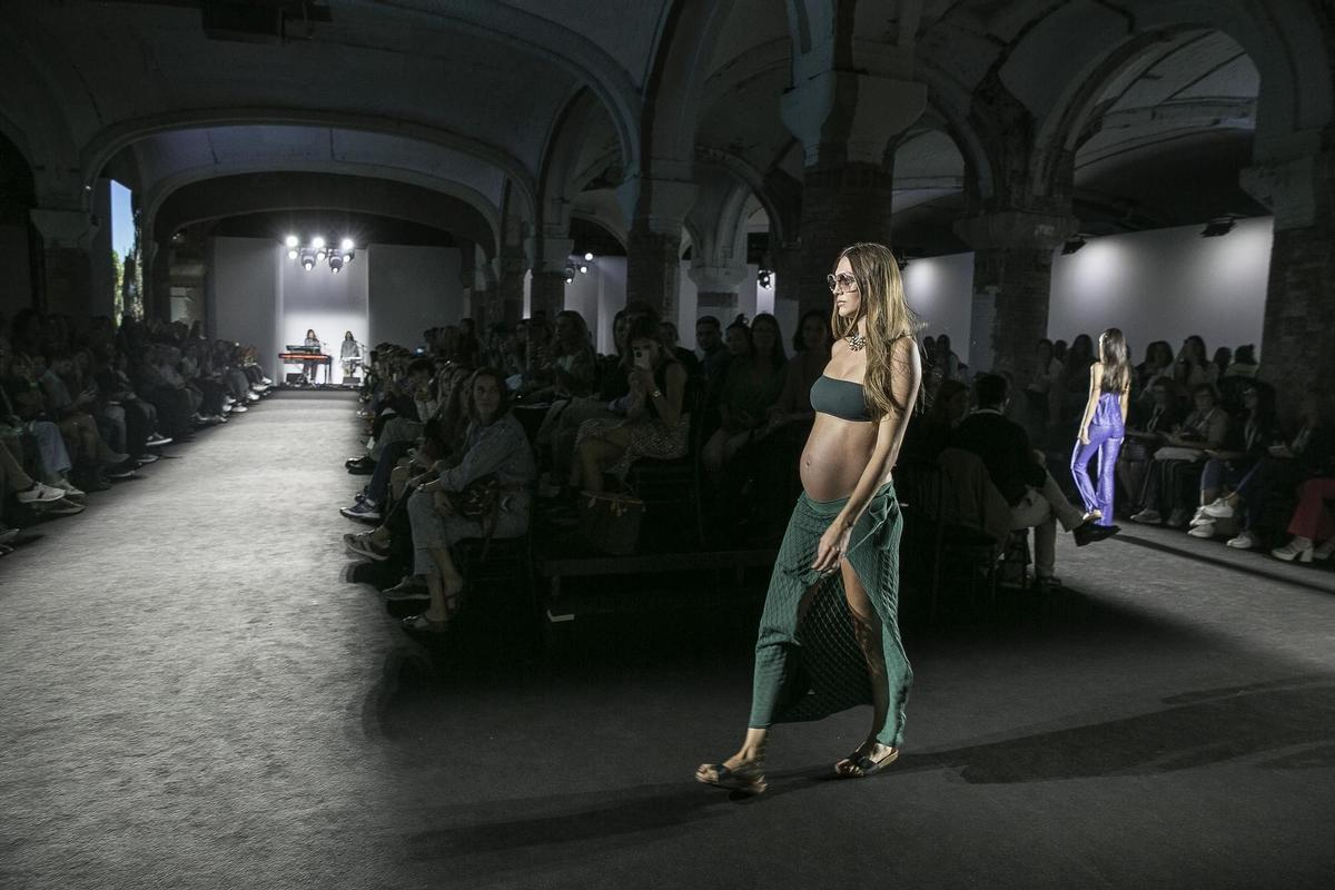 Neus Bermejo embarazada hace un año en el desfile de All That She Loves, en la pasarela 080 Barcelona Fashion.