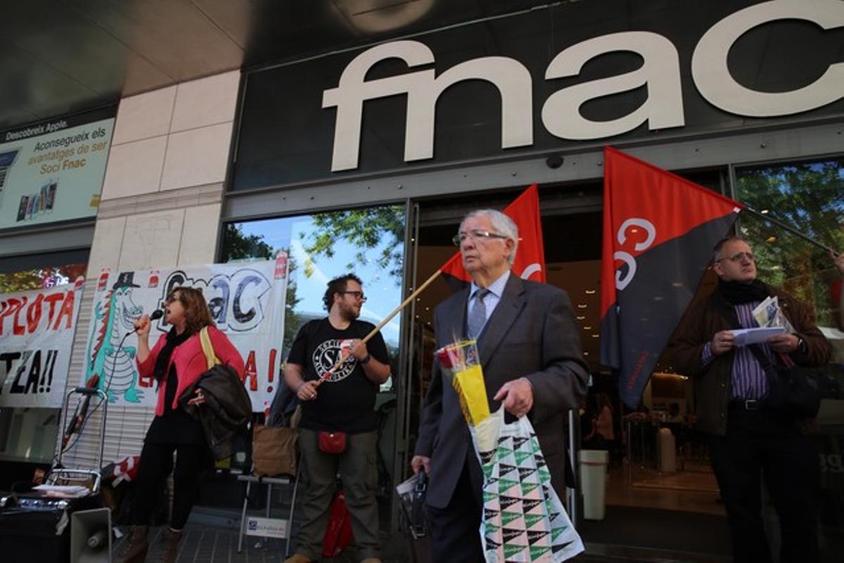 Trabajadores del Fnac manifestándose frente a las puertas del edificio, durante la diada de Sant Jordi. 