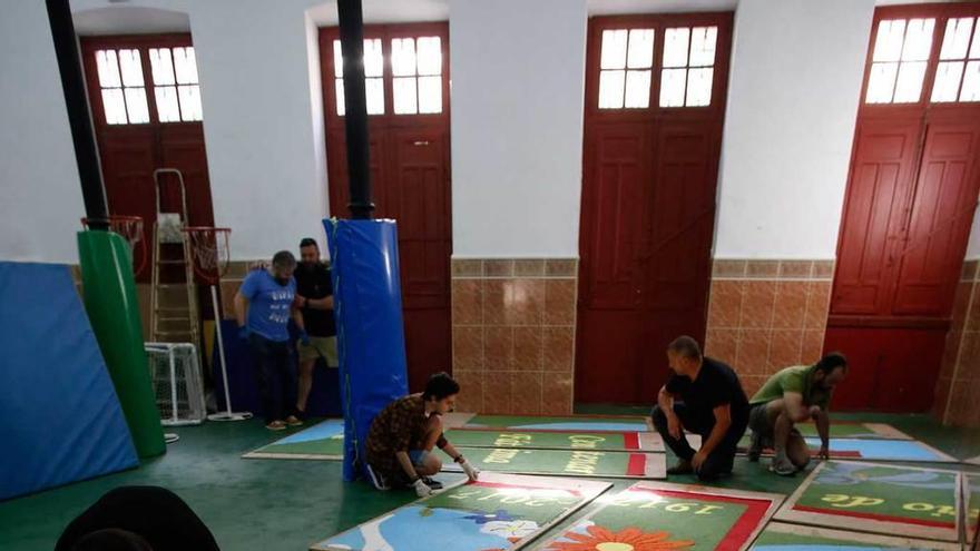 Los preparativos, ayer de tarde, para engalanar las inmediaciones de la iglesia de San Nicolás de Bari con alfombras salinas y florales.