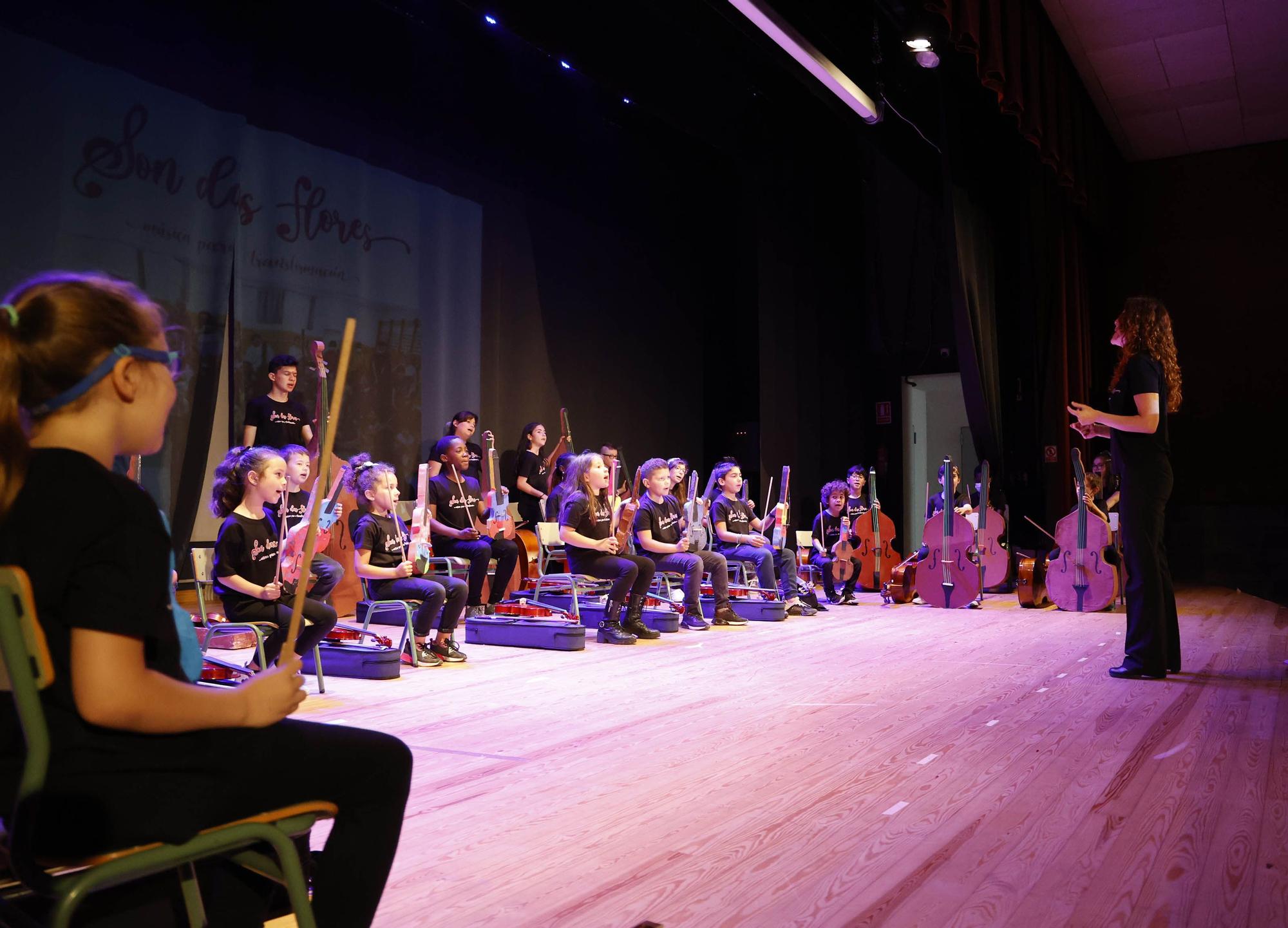 Primer concierto de la orquesta 'Son das Flores' del CEIP Vicente Risco, en junio de 2022