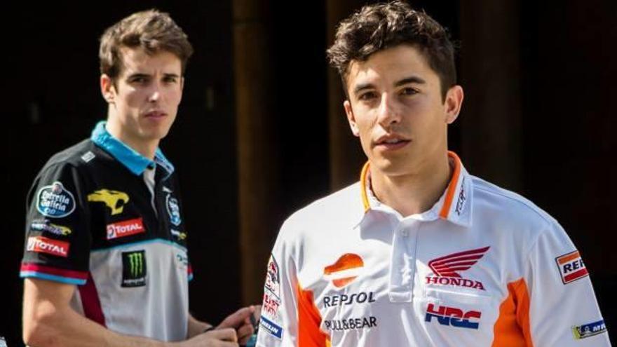 Marc Márquez y su hermano Álex ayer en el circuito de Montmeló.