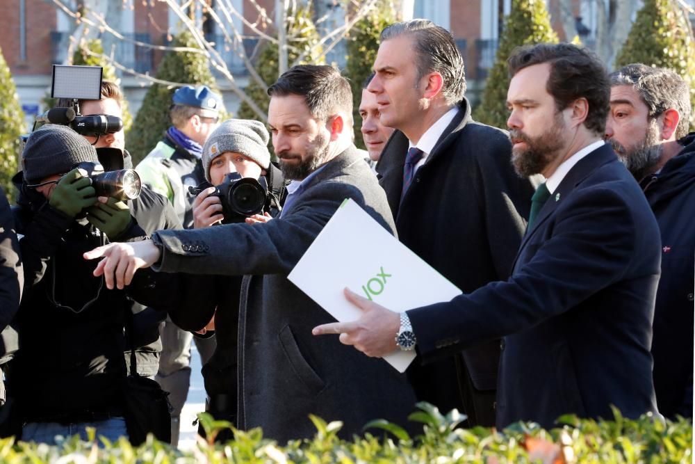 El líder de Vox, Santiago Abascal, el secretari general Javier Ortega Smith (2d), y el vicesecretari de Relacions Internacionals, Iván Espinosa de los Monteros