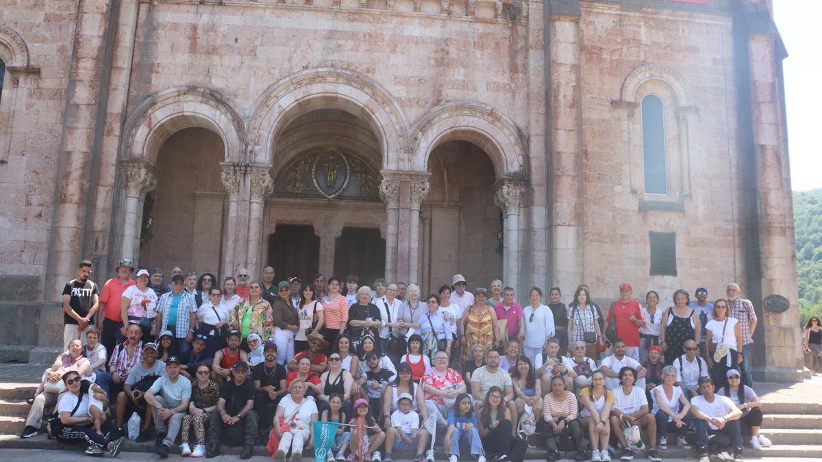 La excursión de la Cocina Económica de Gijón con sus usuarios a Covadonga, en imágenes.