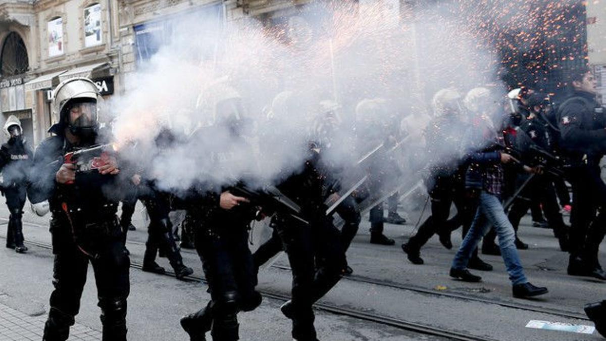 Manifestantes protestan en Estambul contra las operaciones del Ejército turco en el Kurdistán.