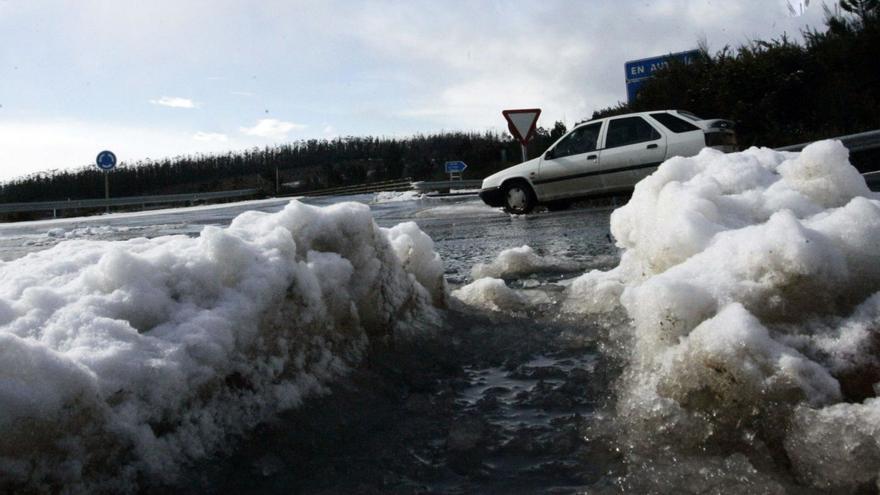 Una de las últimas grandes nevadas fue en 2015, con especial incidencia en As Pontes. | // KIKO DELGADO // EFE