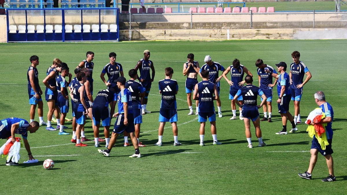 Un grupo de jugadores, en el entrenamiento de este lunes en la Ciudad Deportiva.
