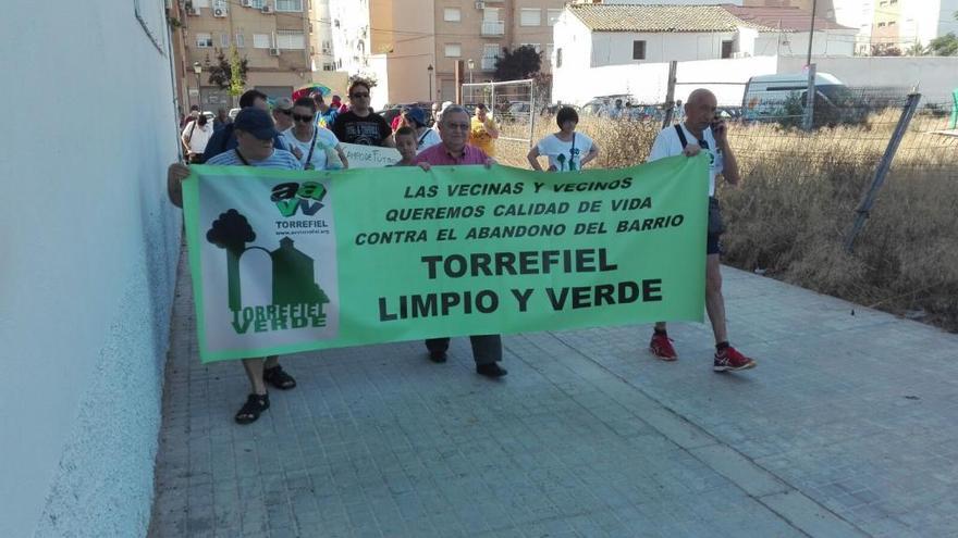 Torrecalap participa en la concentración en defensa de más zonas verdes en el barrio