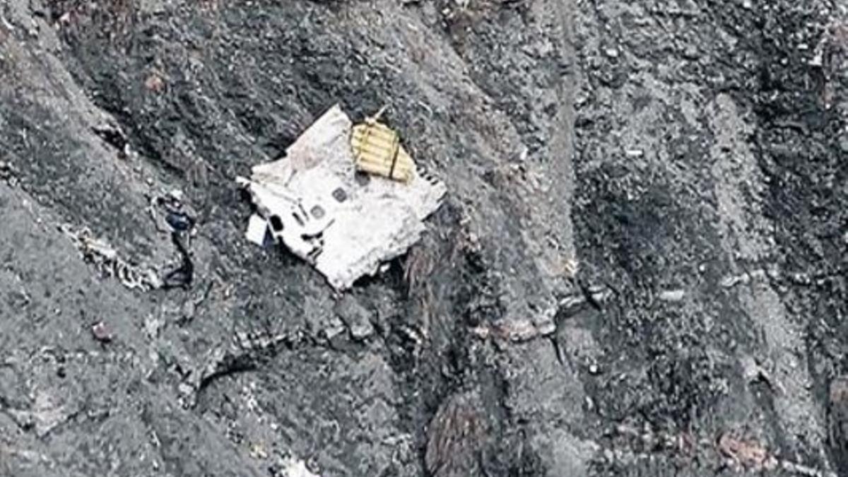 Algunos restos del avión, esparcidos en la pared de la montaña.