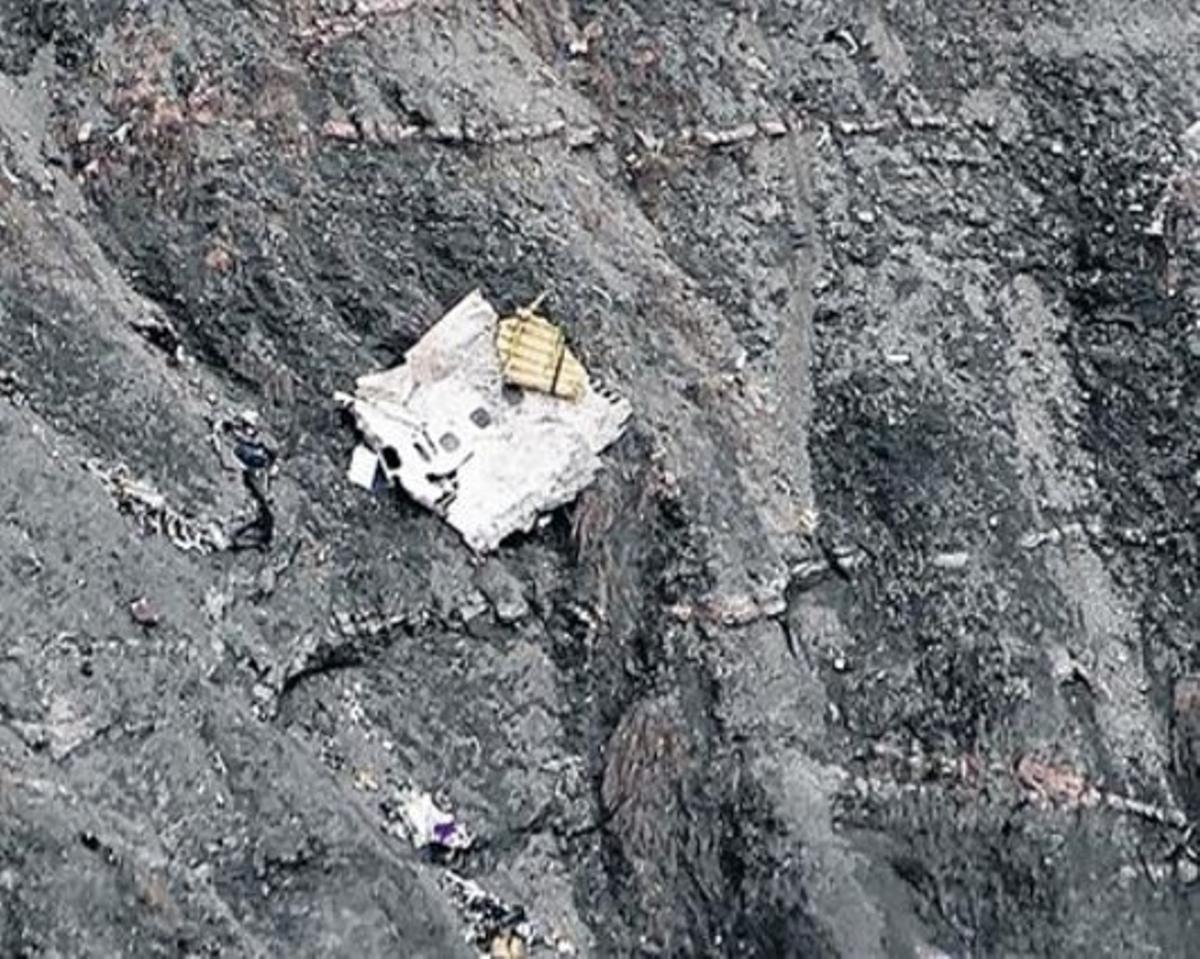 Algunes restes de l’avió, escampades a la paret de la muntanya.