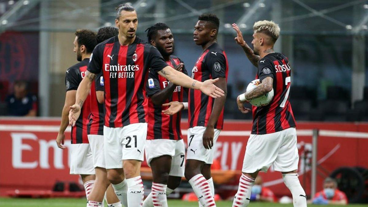 Los jugadores del Milan se felicitan tras marcar un gol en una imagen de archivo
