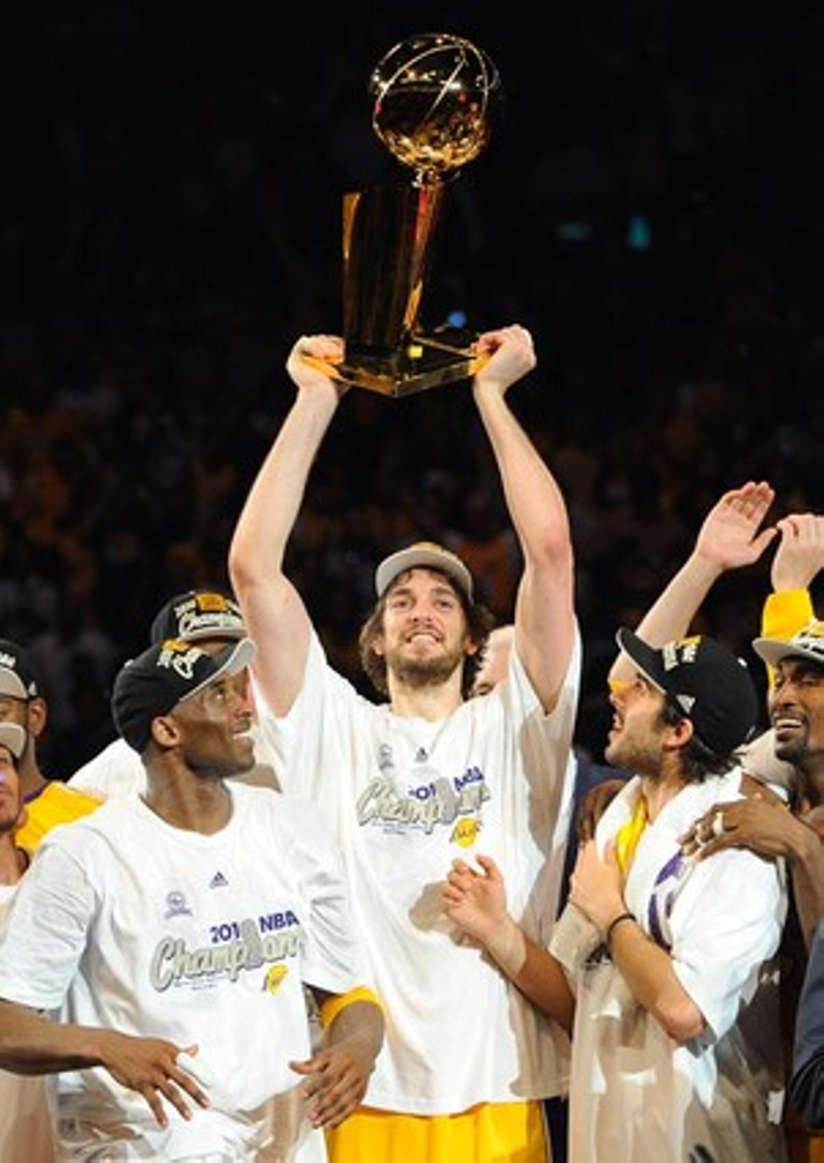 Gasol levanta el trofeo de la NBA al lado de Kobe Bryant (izquierda) y Sasha Vujacic 