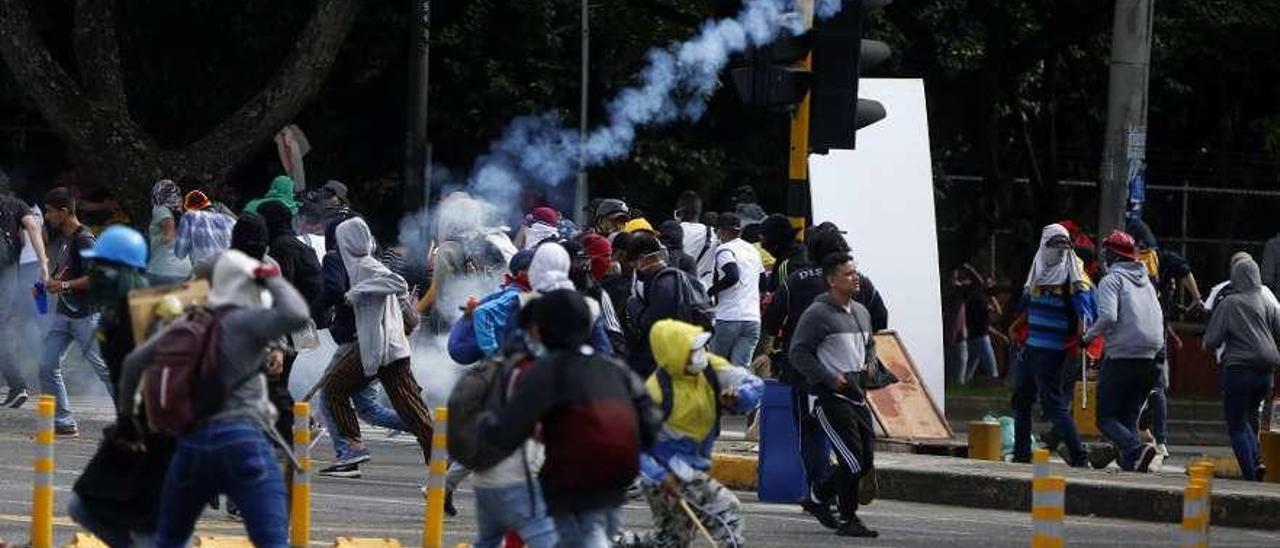 Manifestantes enfrentándose a la Policía en Bogotá durante la huelga general en Colombia del pasado 21 de noviembre.