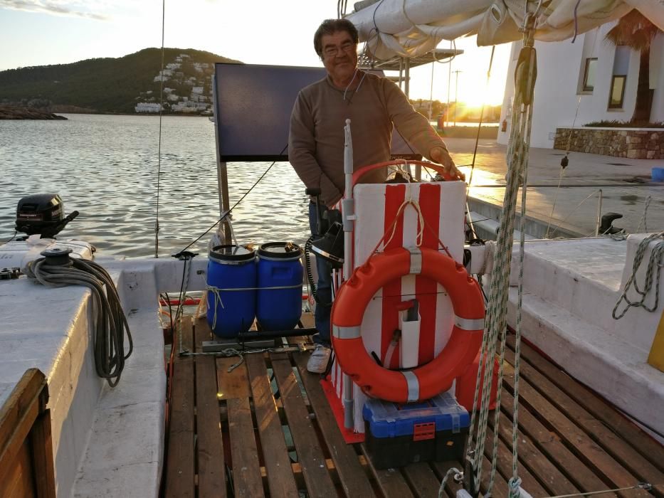 Remolquen el catamarà d'en Pepe a Eivissa