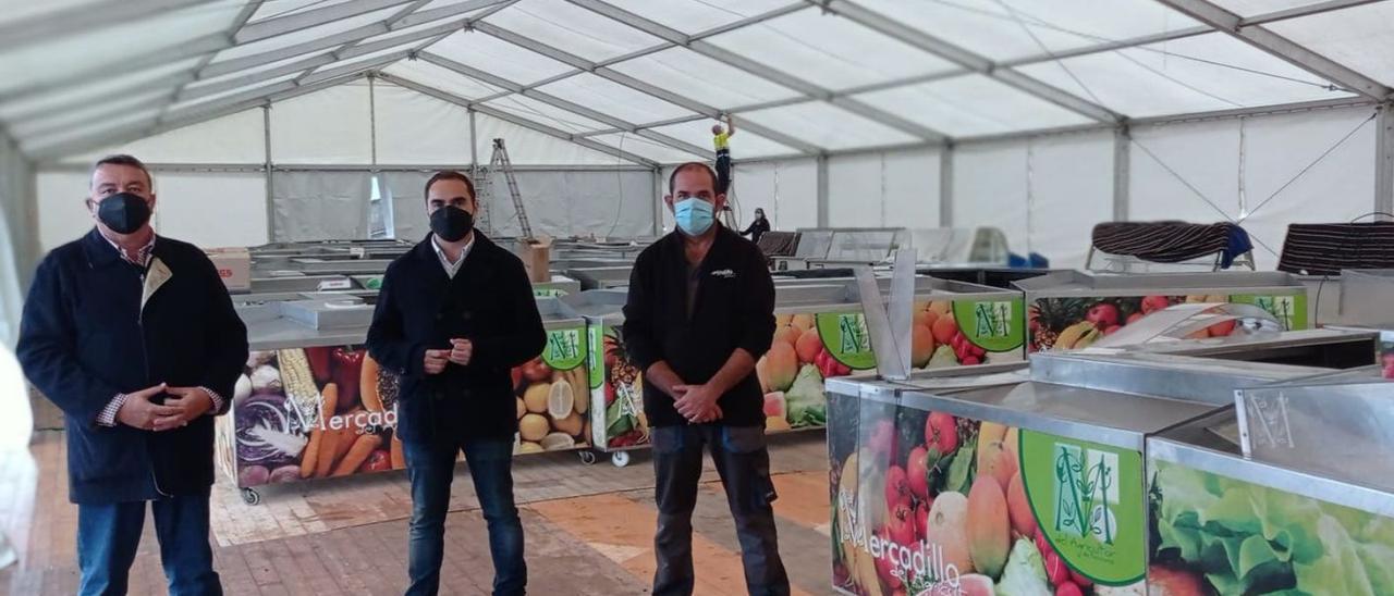 Antonio Gil, José Daniel Díaz y José Ángel García en la carpa que albergará durante un mes el Mercadillo de Tacoronte.