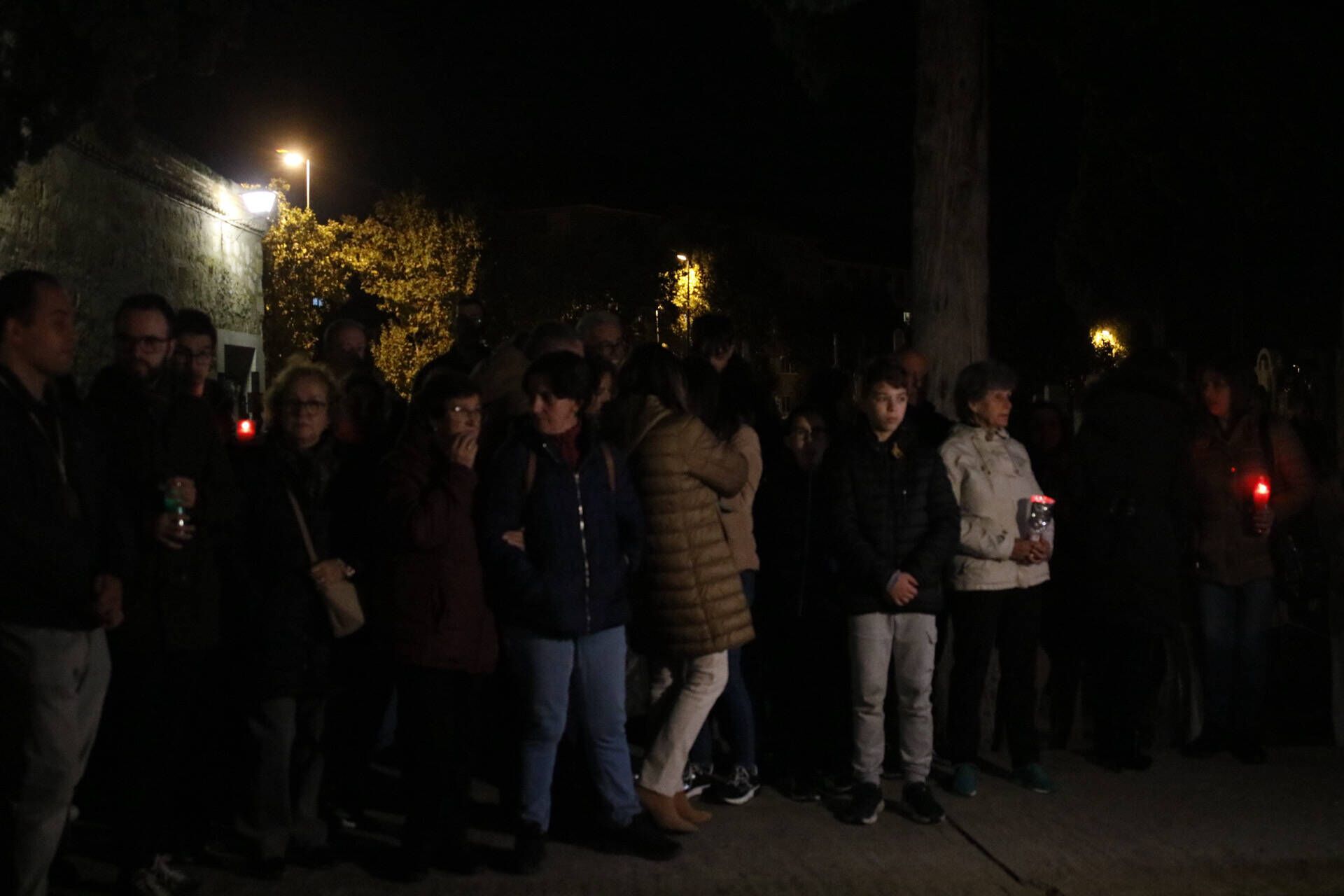 La procesión de las ánimas recorre el cementerio de San Atilano de Zamora con motivo de la noche de Difuntos y con la única iluminación de velas o faroles