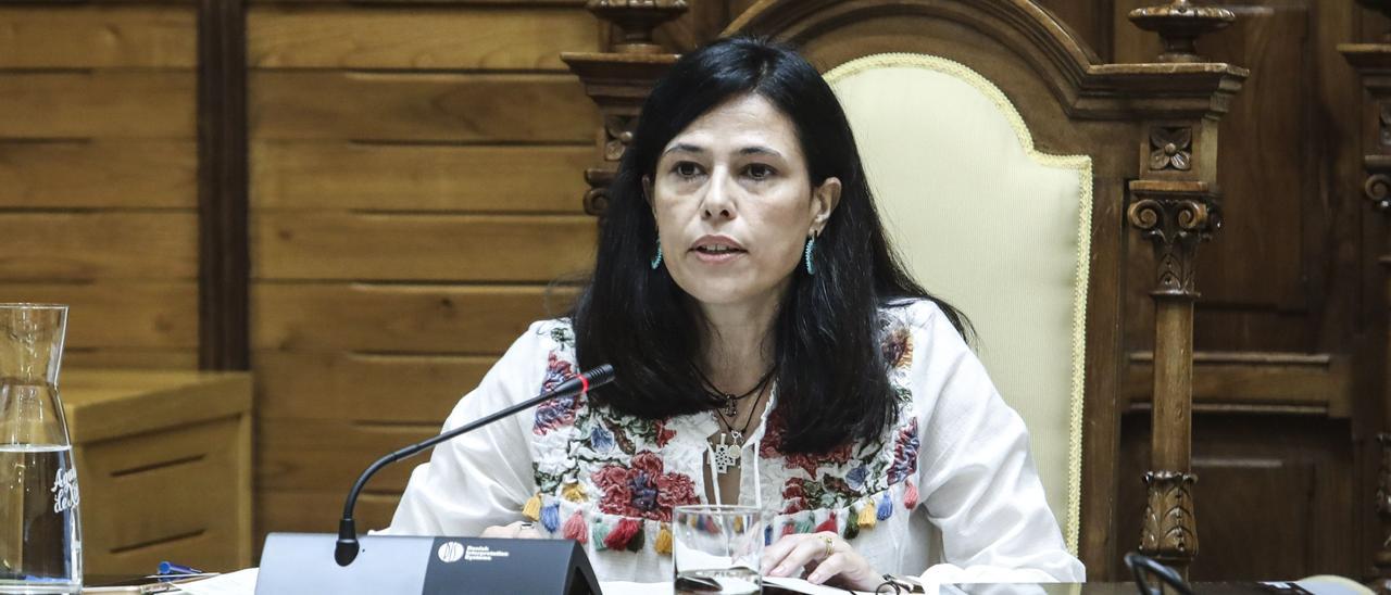 Inmaculada Fernández Gancedo, nueva secretaria municipal de Gijón, durante un pleno