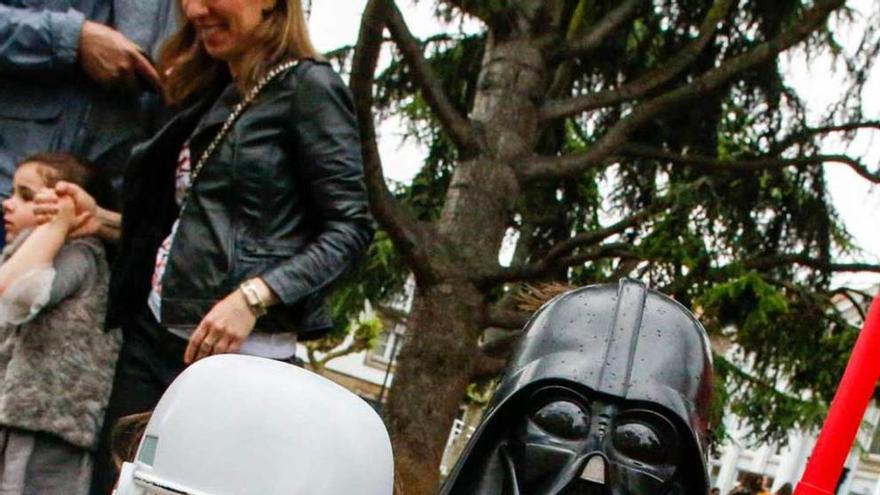 Omar y Héctor Calzada, ayer, disfrazados para ver a las tropas de &quot;Star Wars&quot; desfilando por las calles de Avilés.