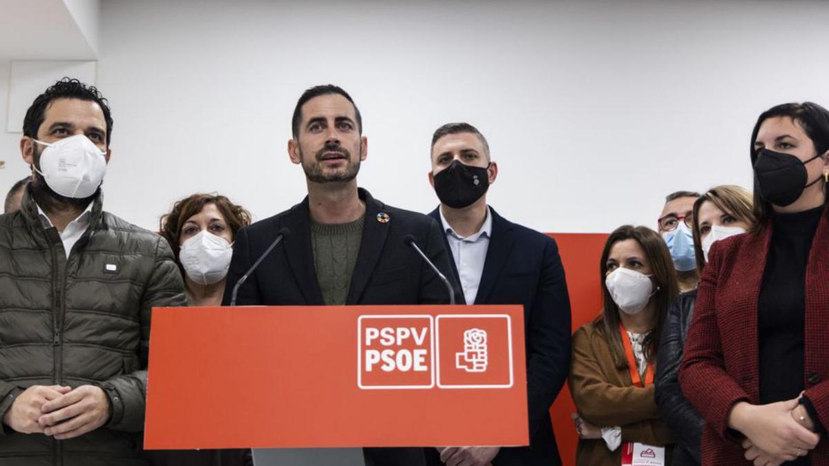 Bielsa interviene con Jordi Mayor justo detrás. 