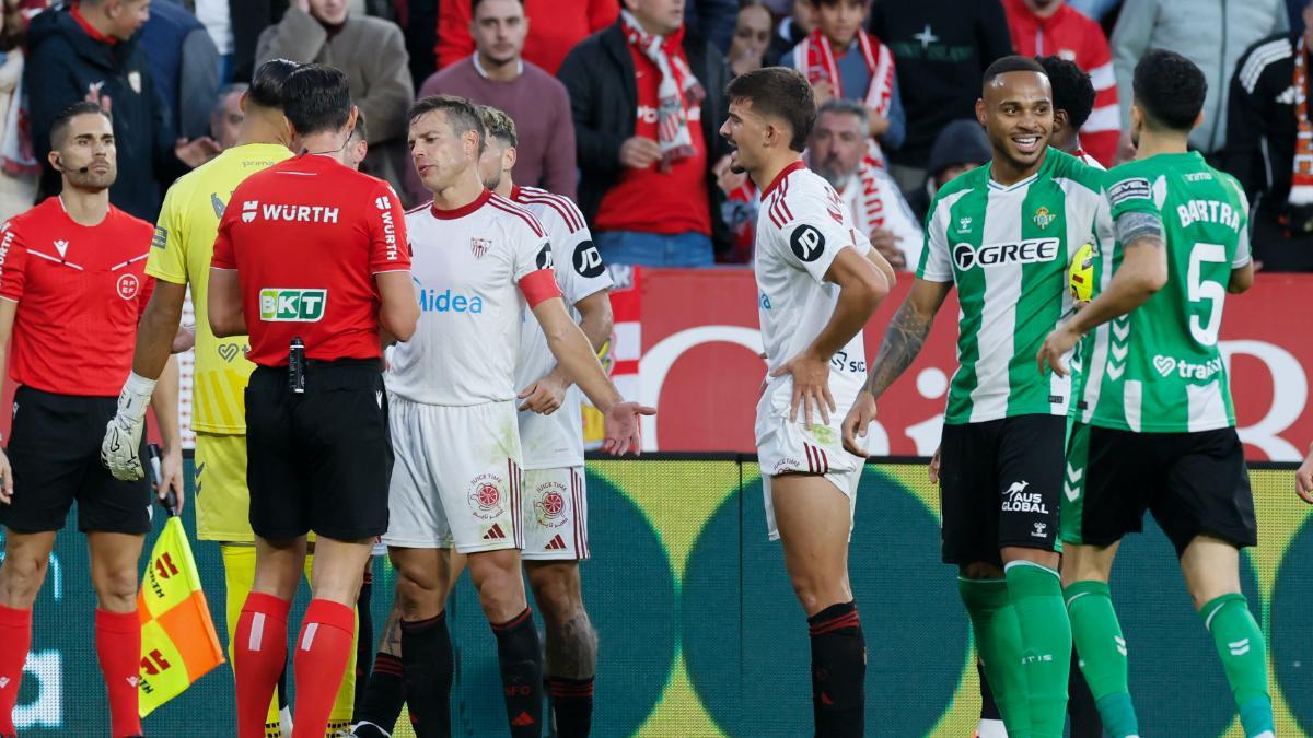 El Sevilla - Betis, suspendido temporalmente por incidentes en la grada