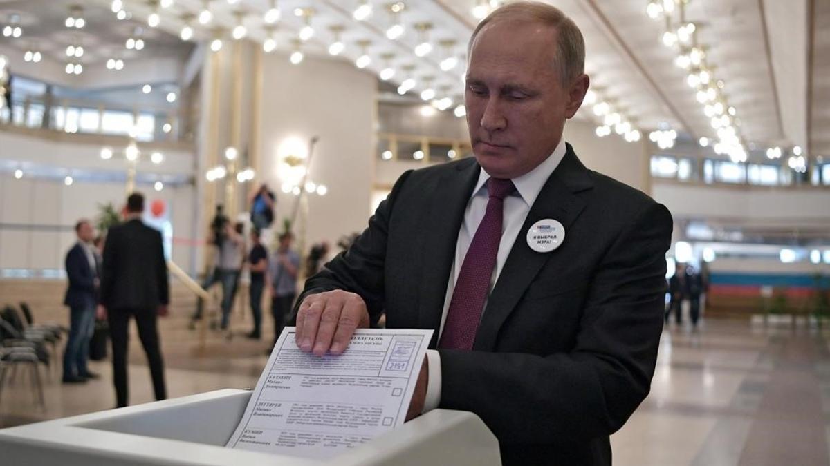 Vladimir Putin votando el domingo.