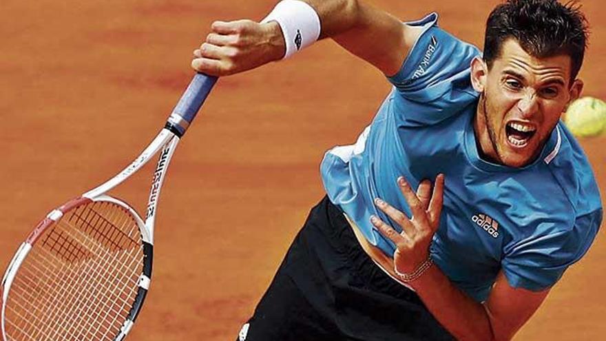 Dominic Thiem realiza un saque durante el partido de ayer, que fue interrumpido por la lluvia, ante Novak Djokovic en París.