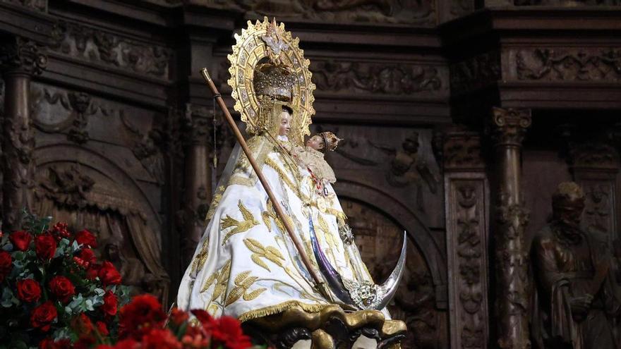 La patrona de Cáceres luce su manto número 55, una pieza donada en 1963