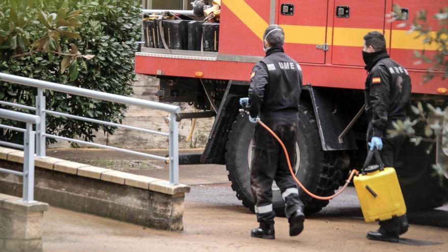 Tareas de desinfección en la residencia de Domus Vi en Alcoy