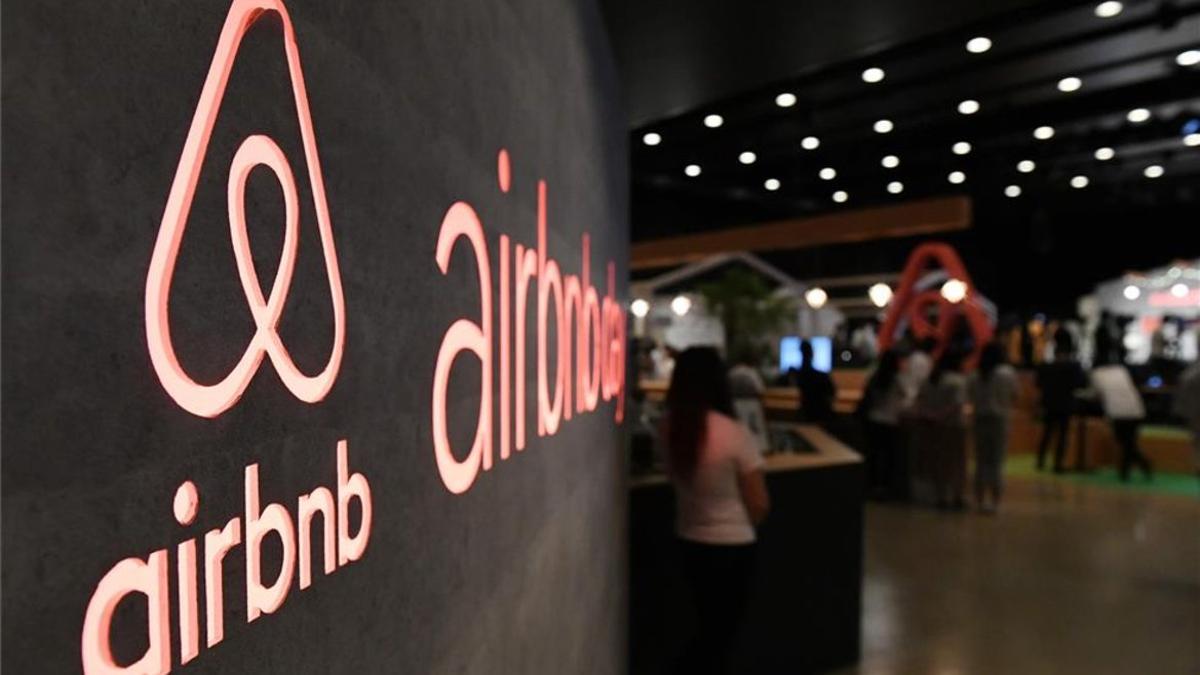 Logotipo de Airbnb en las oficinas de Tokio, Japón.