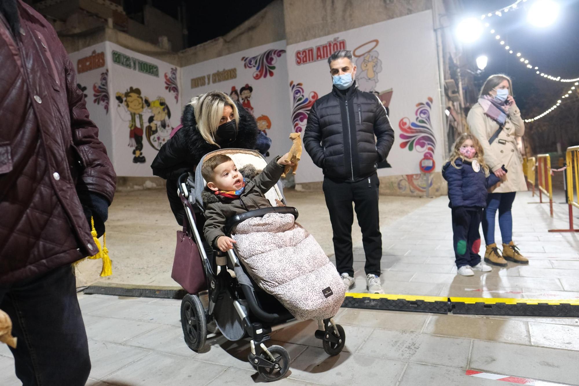 Los eldenses festejan a San Antón, patrón de los Moros y Cristianos, con las típicas vueltas a la hoguera, la bendición de animales, las tradicionales danzas y el reparto del pan